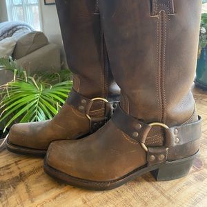 Women’s Frye Harness 12R boot.